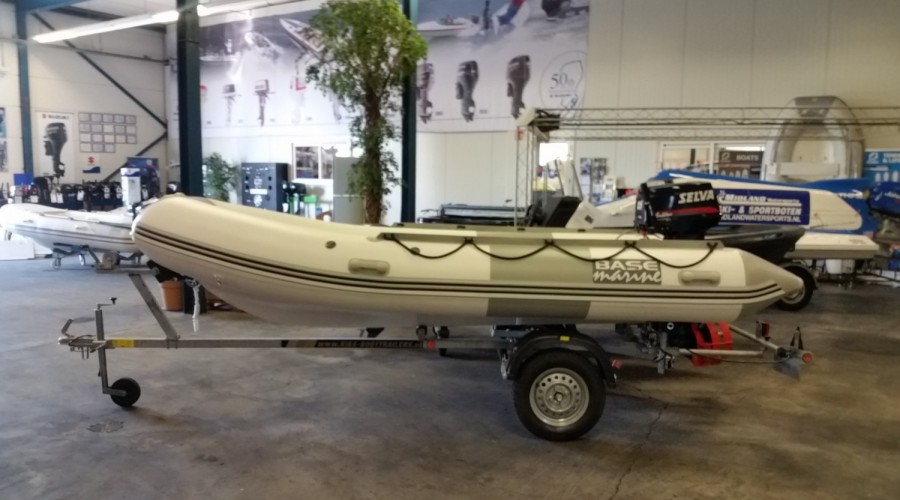 Nieuwe overjarige Base 420 RIB met gebruikte Selva 25pk en Riba trailer