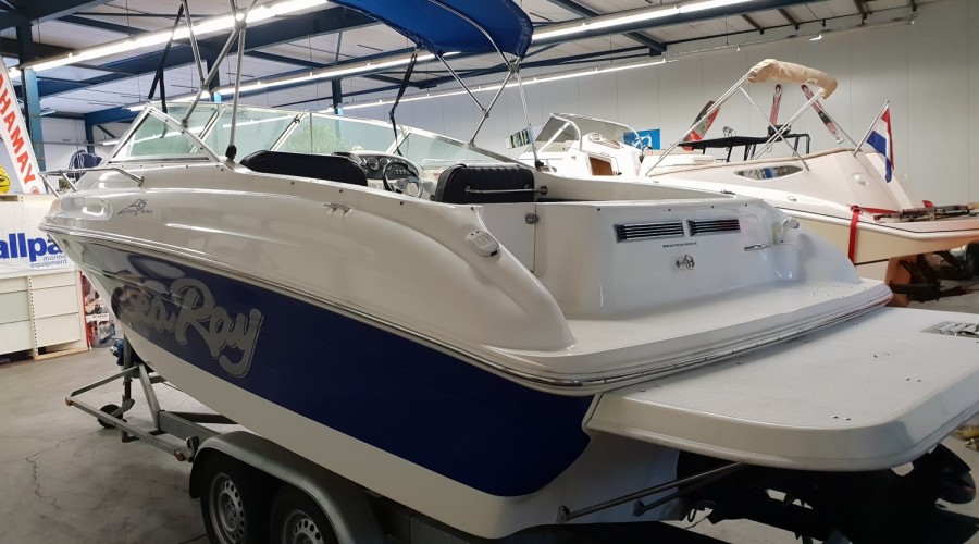 Sea Ray 215 Express Cruiser