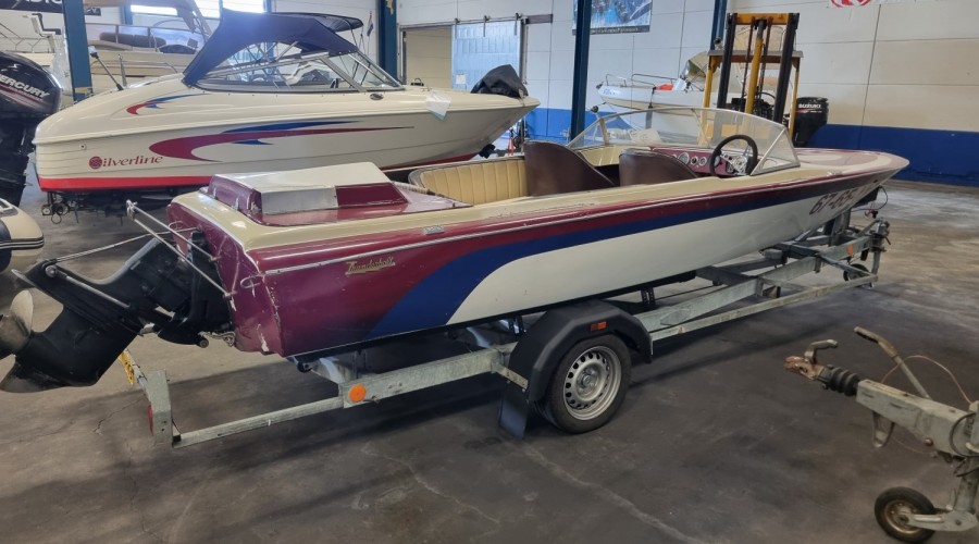 Capital Thunderbolt 18 met V8 motor en trailer